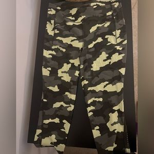 Size 10 LULU CROPPED LEGGINGS !